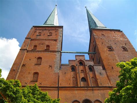 Der Dom zu Lübeck! Mistrzowskie warsztaty kamieniarskiej perfekcji i majestatycznego gotyckiego splendoru!