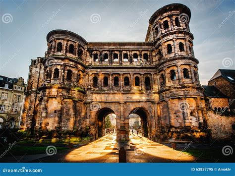 Porta Nigra! Monumentalna Brama z Kamienia i Wyobraźnią