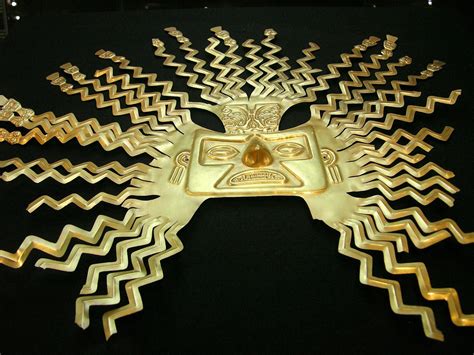 Tumaco Gold Pendant - Złoty Symbol Mocy i Mistycznego Światła!